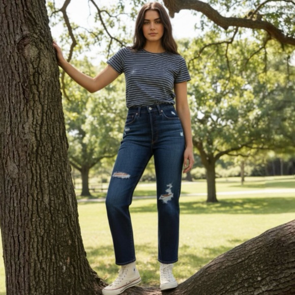 Levi’s Ribcage Straight Ankle Distressed Jeans - Picture 4 of 10